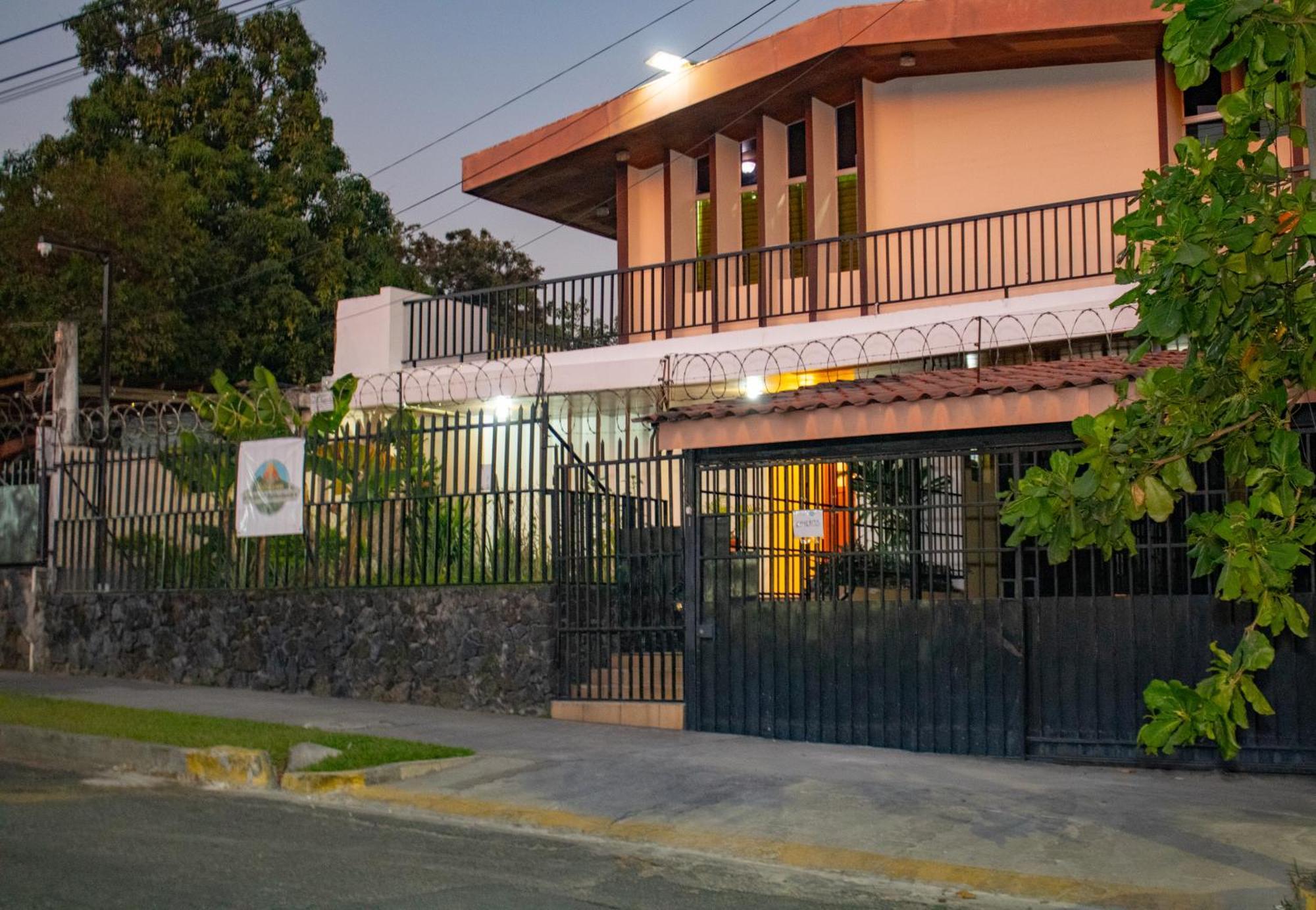 סאן סלבדור Volcano Hostal Y Restaurante מראה חיצוני תמונה
